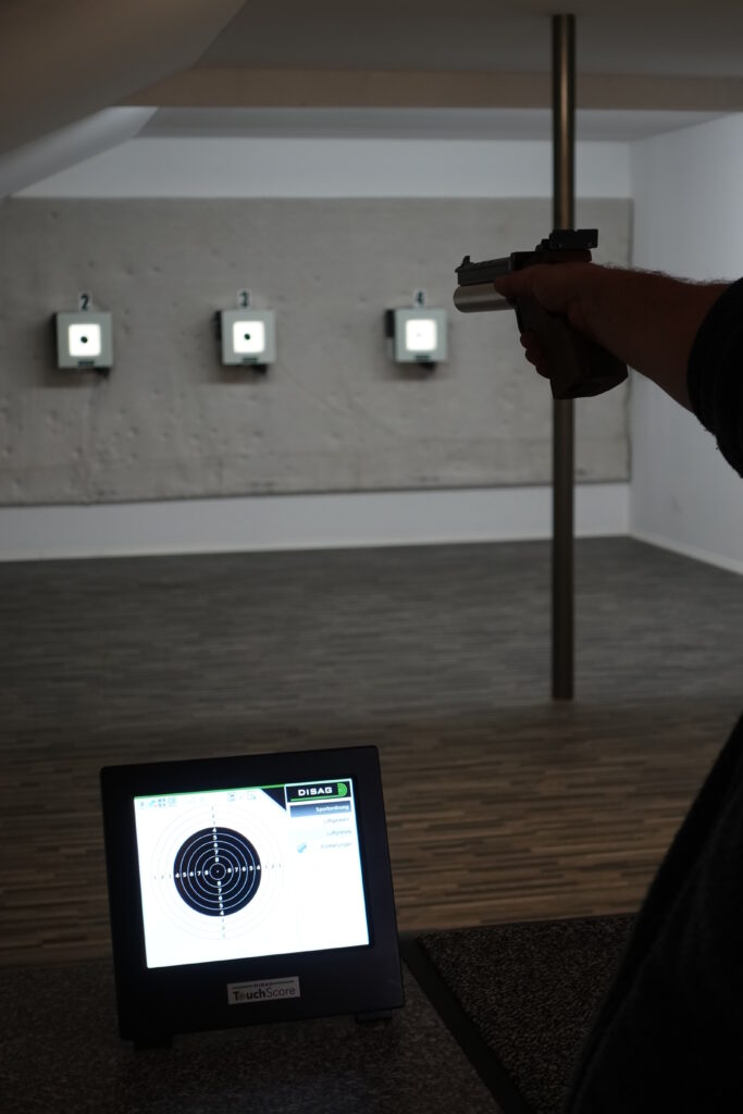 Schütze mit Luftdruckwaffe am Schießstand