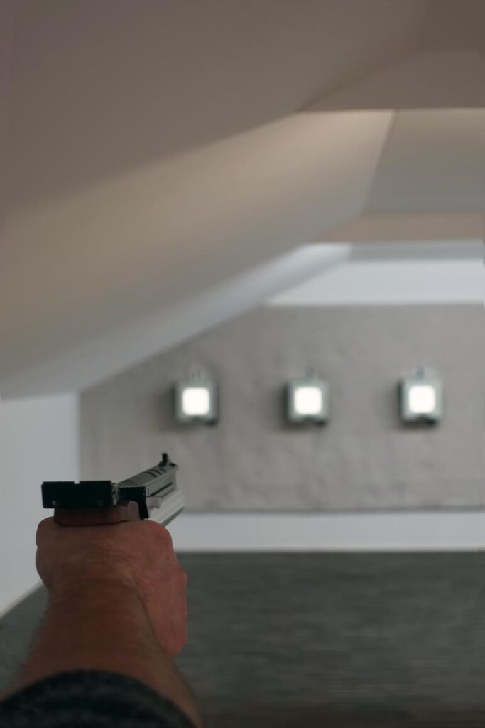 Pistolenschütze am Schießstand