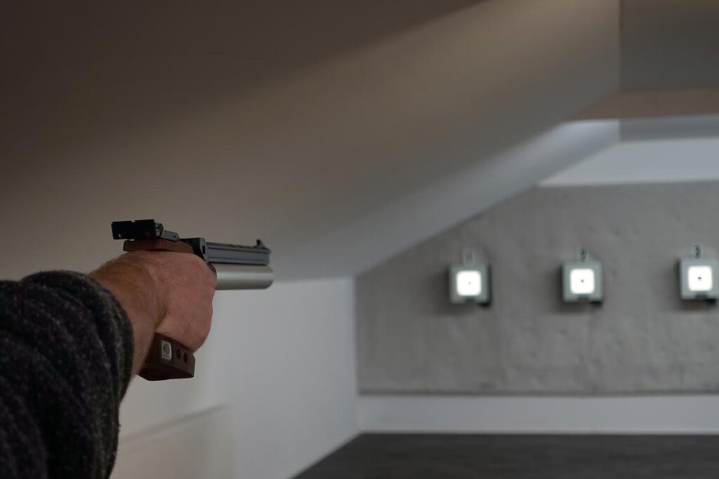Schießen mit Luftgewehr am Schießstand